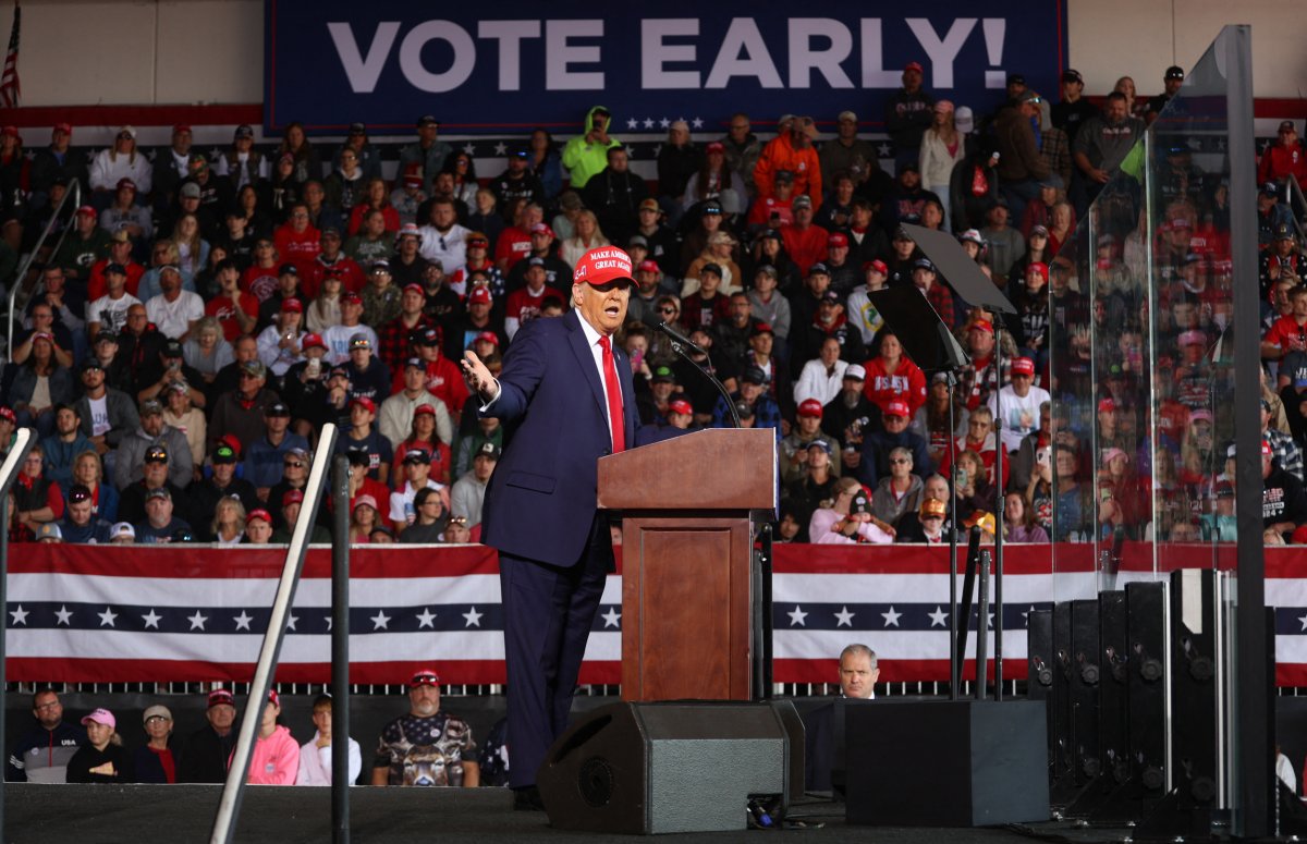 Trump rallies Wisconsin airport