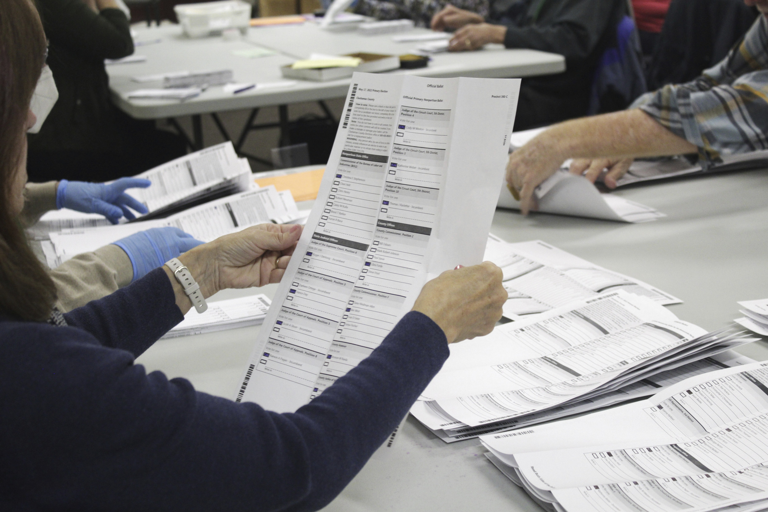 Oregon strikes hundreds from voter rolls