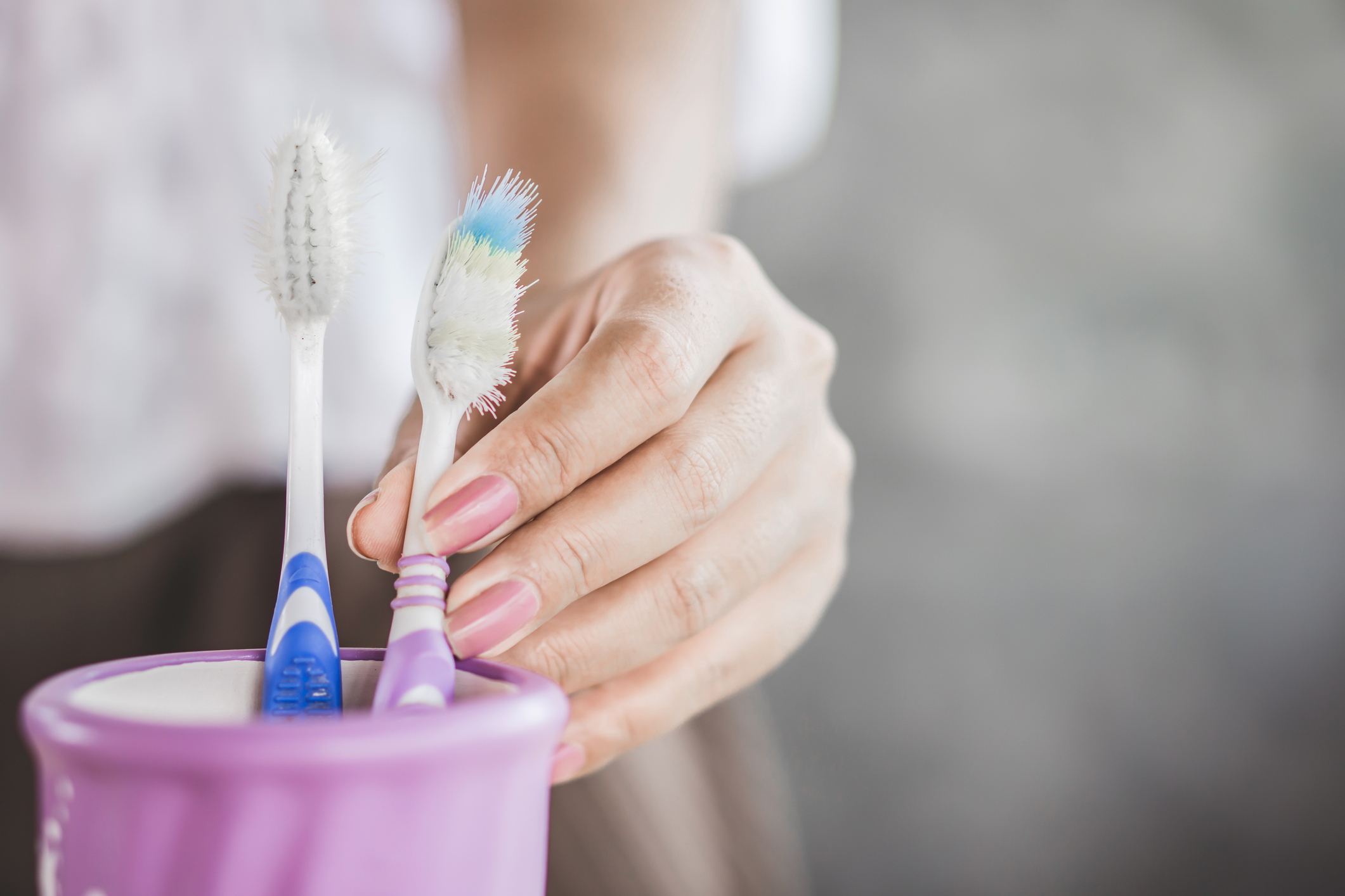 Your Toothbrush Might Be Hiding Unseen Viruses, Warns Microbiologist