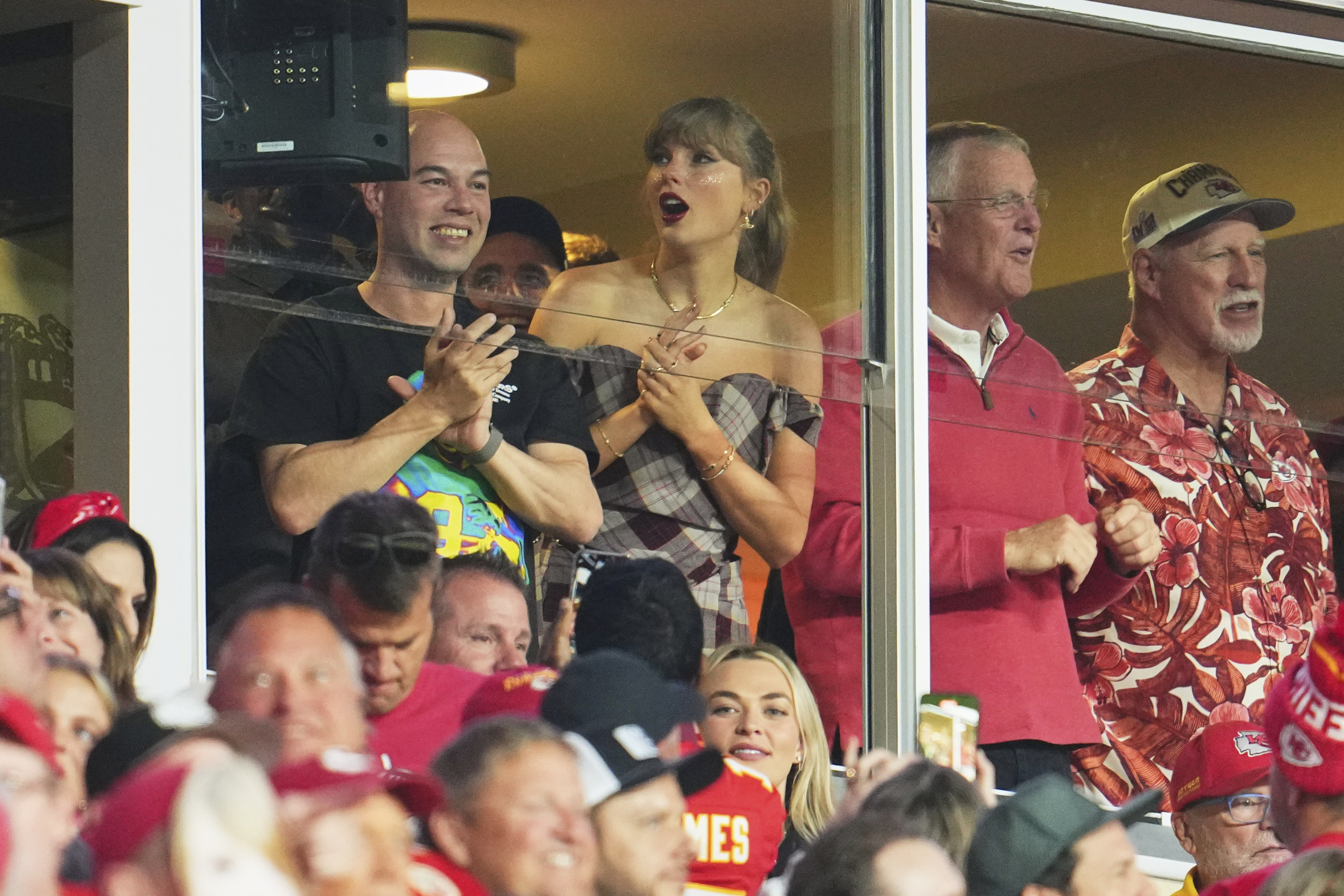 Taylor Swift and Travis Kelce look cozy after the Chiefs game