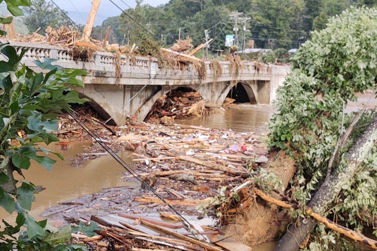 La destrucción del puente floreciente del lago Lure