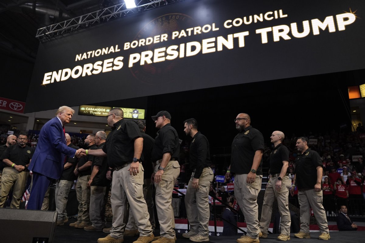 Trump meets border patrol guards in Arizona