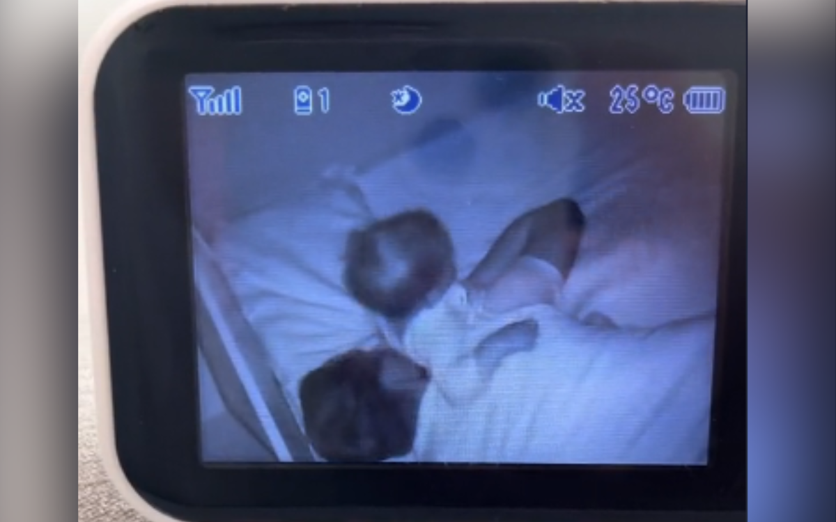 “Mom’s Sleepless Struggle: A Baby Cam Chronicles the Chaos of Sleep Regression”