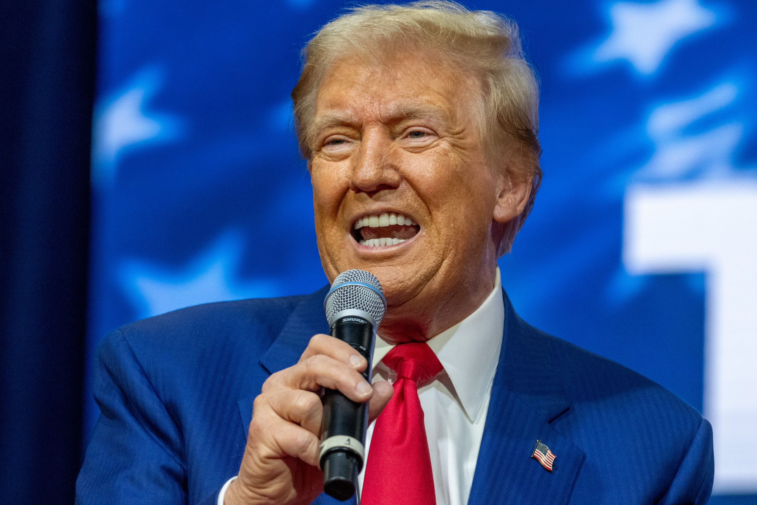 Donald Trump Likened to Alex Jones by Ex-Obama Aide