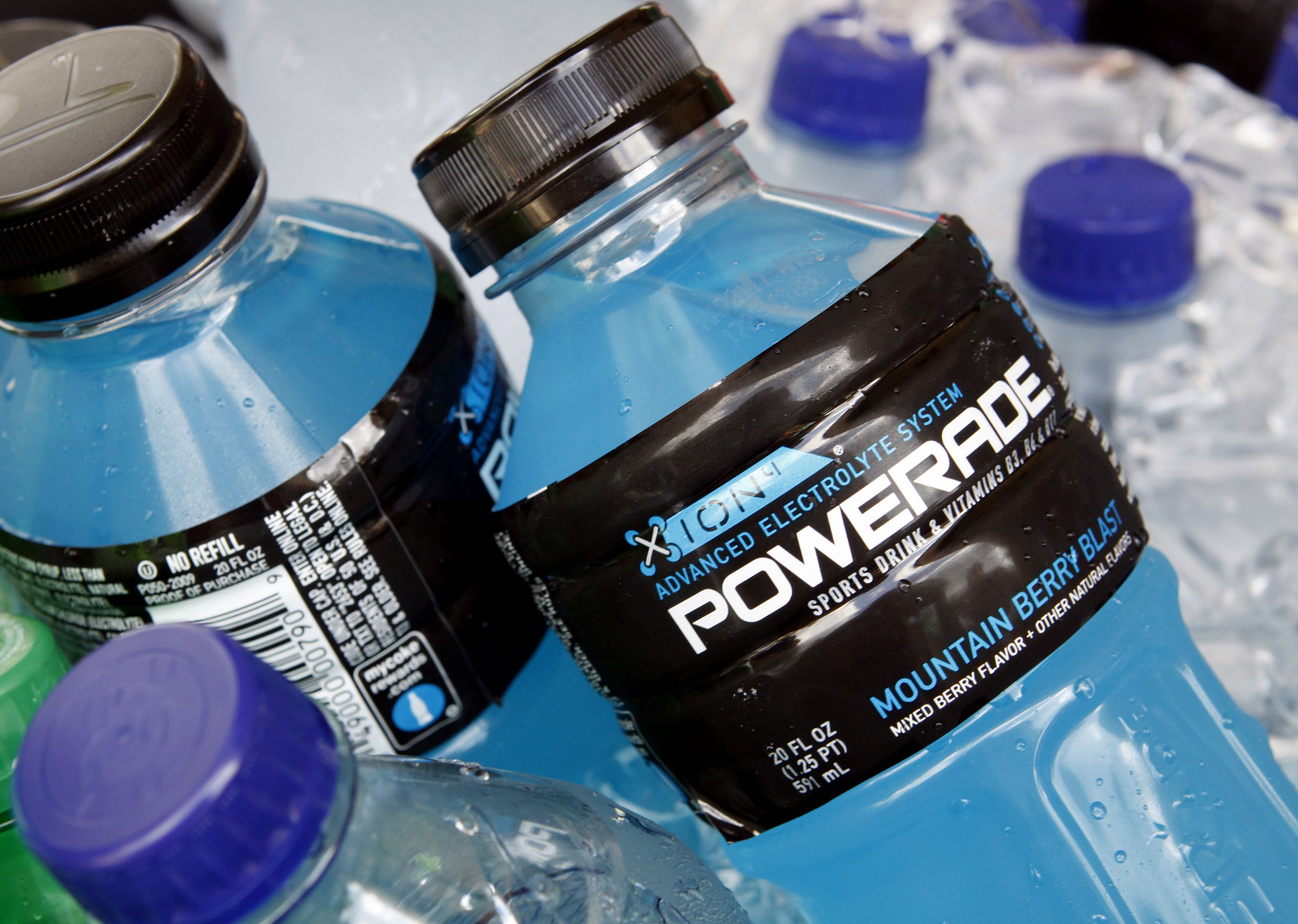 Что такое изотоник для спортсменов. Изотоник Powerade. Спортивный изотоник Powerade. Powerade Ледяная буря. Напиток для спортсменов Powerade.