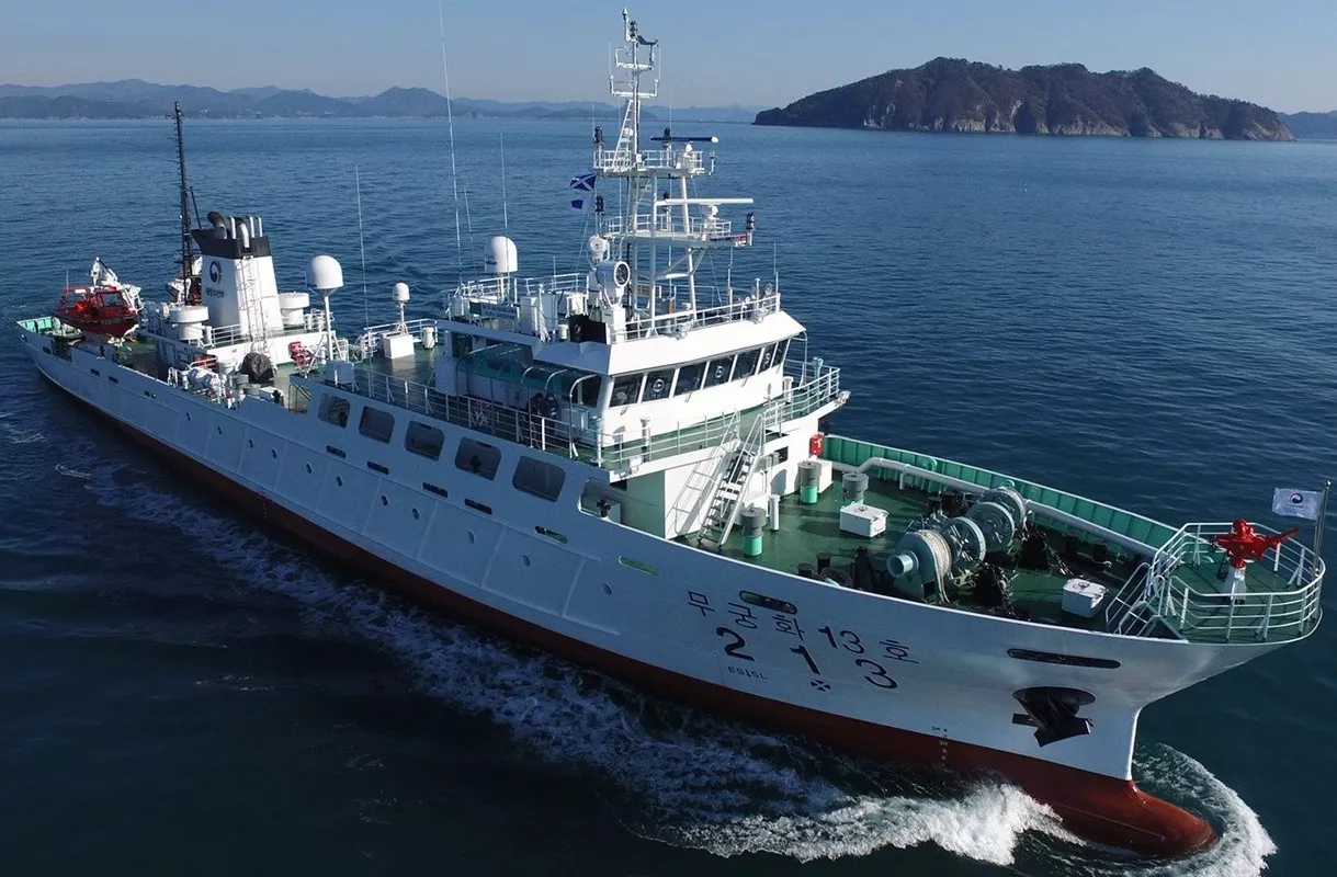 https://d.newsweek.com/en/full/2496260/fisheries-management-ship-mugunghwa-01.webp