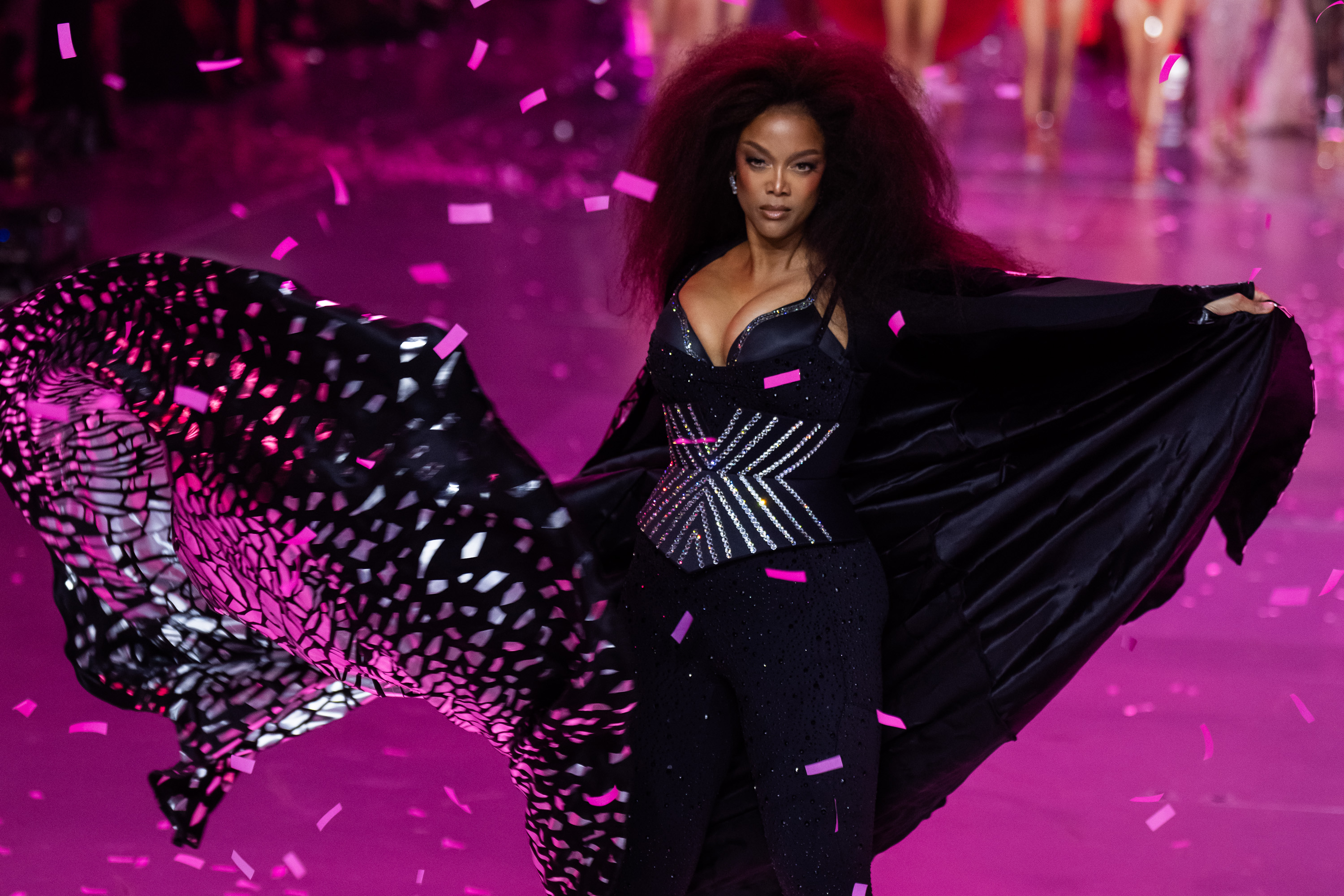 Tyra Banks Makes a Stunning Comeback to the Runway After Nearly Two Decades, Fans React!