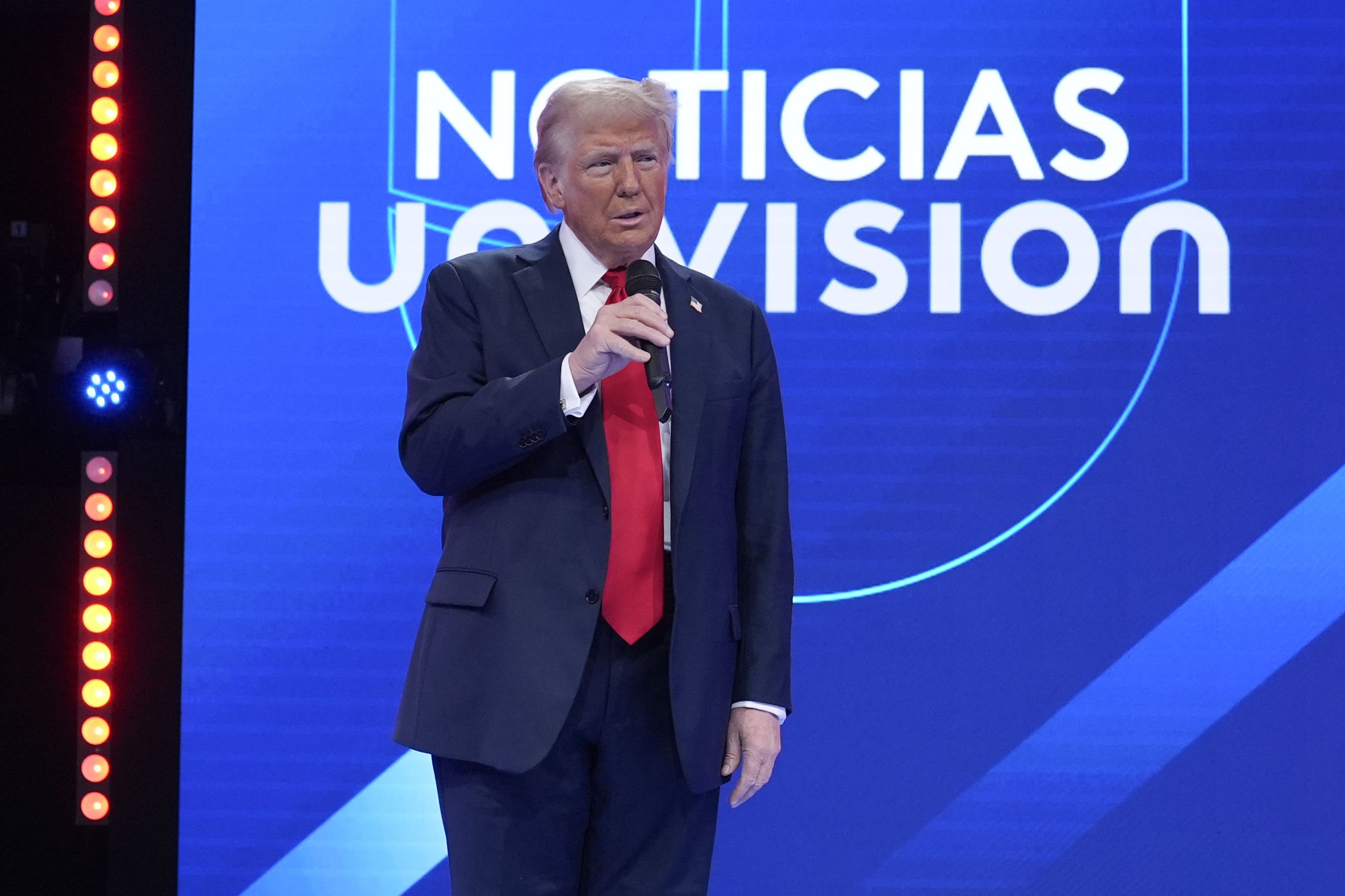 Univision audience reaction to Donald Trump answer in town hall goes viral