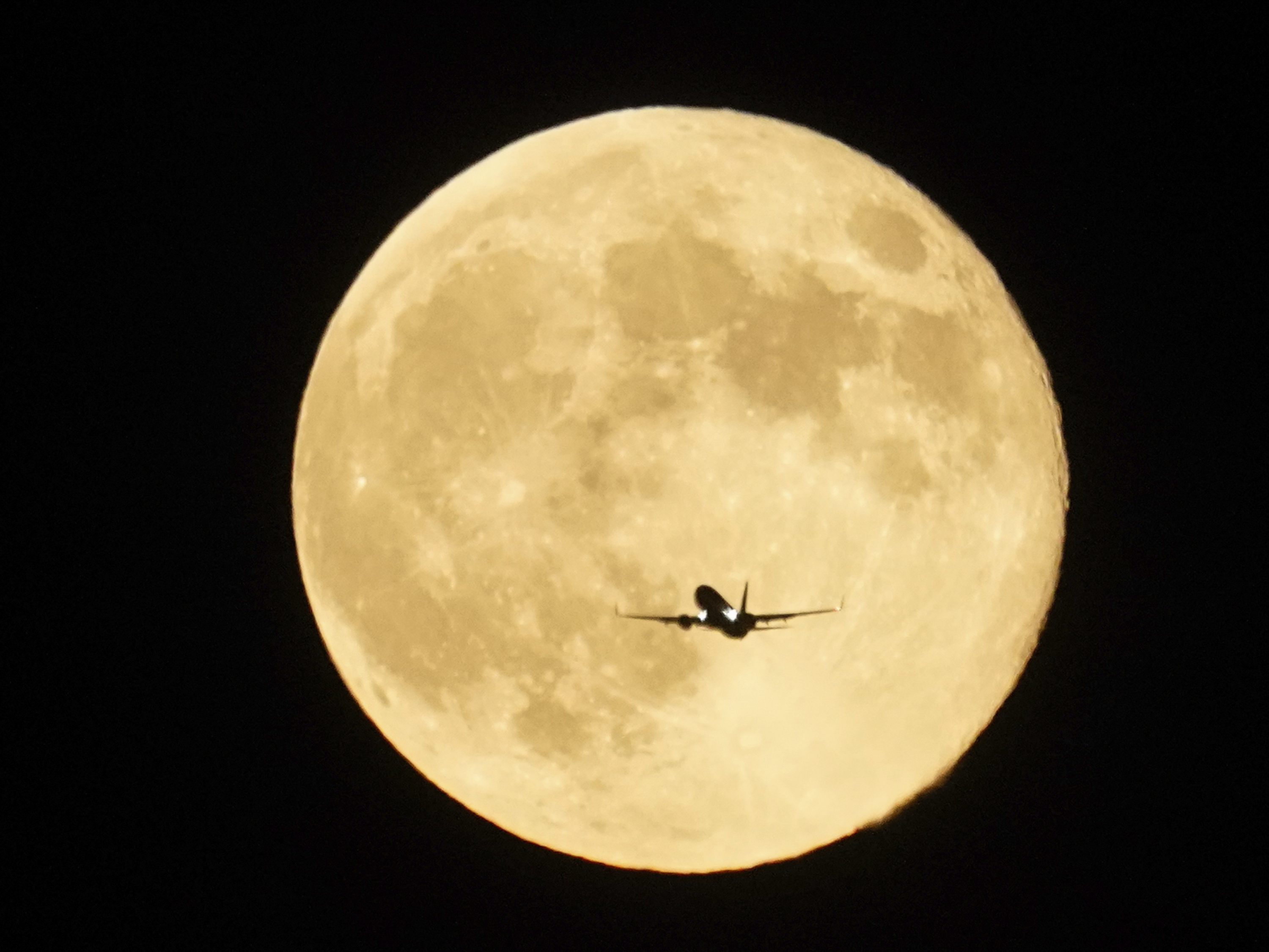 Best Pictures of Supermoon Biggest Full Moon of 2024 Takes Over the