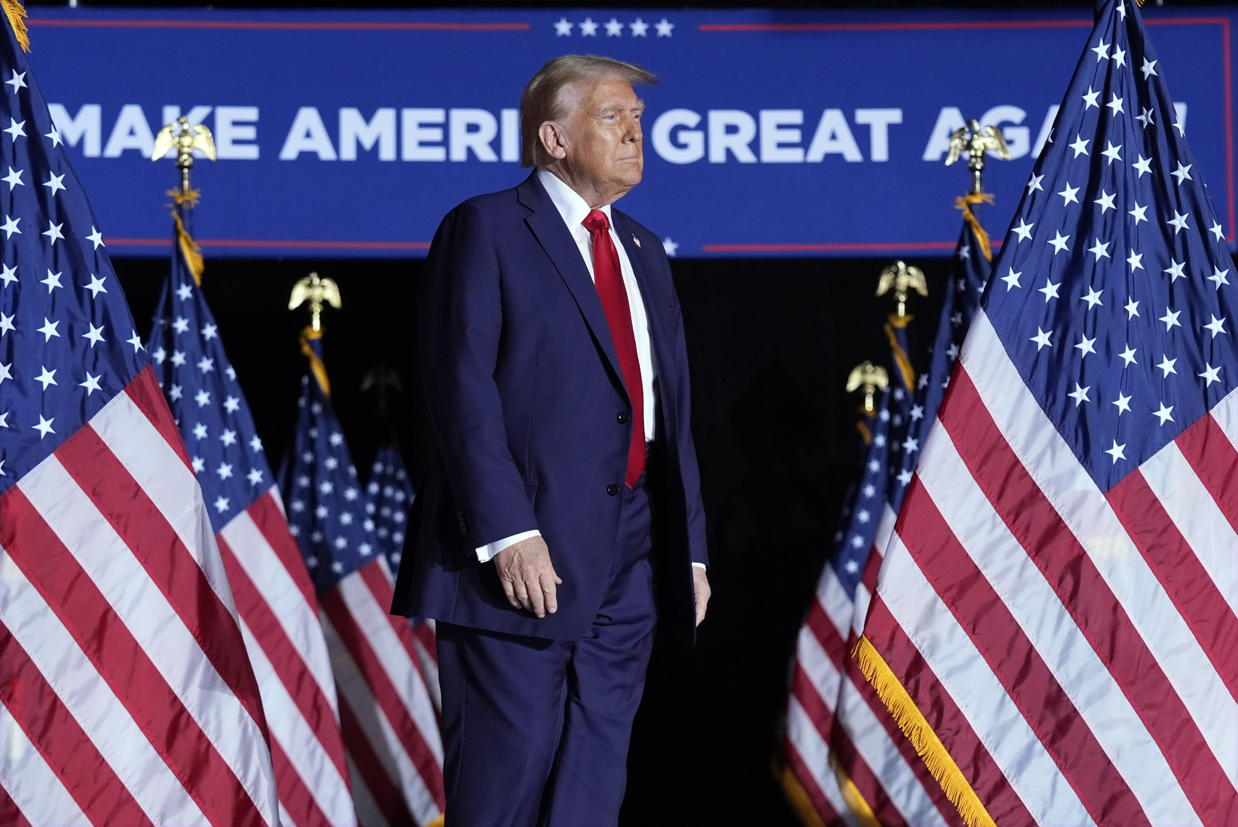 Trump Fills Time on Stage for 20 Minutes After Rally Mic Goes Dead