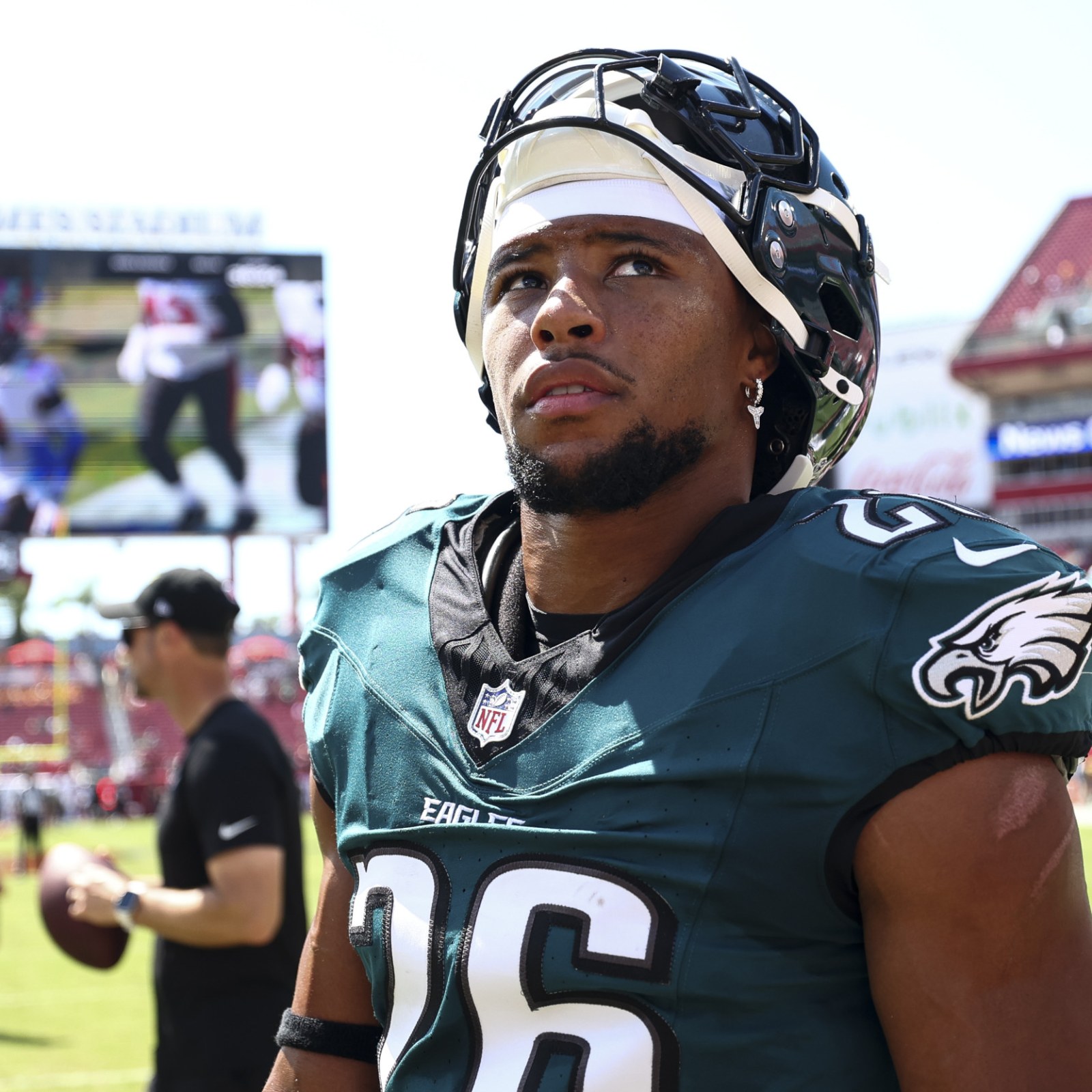 BREAKING: Apple billionaire Tim Cook reportedly offered Philadelphia Eagles star Saquon Barkley a new $245 million contract, on the condition that the player publicly participate in an ad campaign to promote Apple's new iPhone line and features. In response, the Eagles' Saquon Barkley sent a single sentence about the offer... leaving the entire sports world in stunned silence.x1-vut