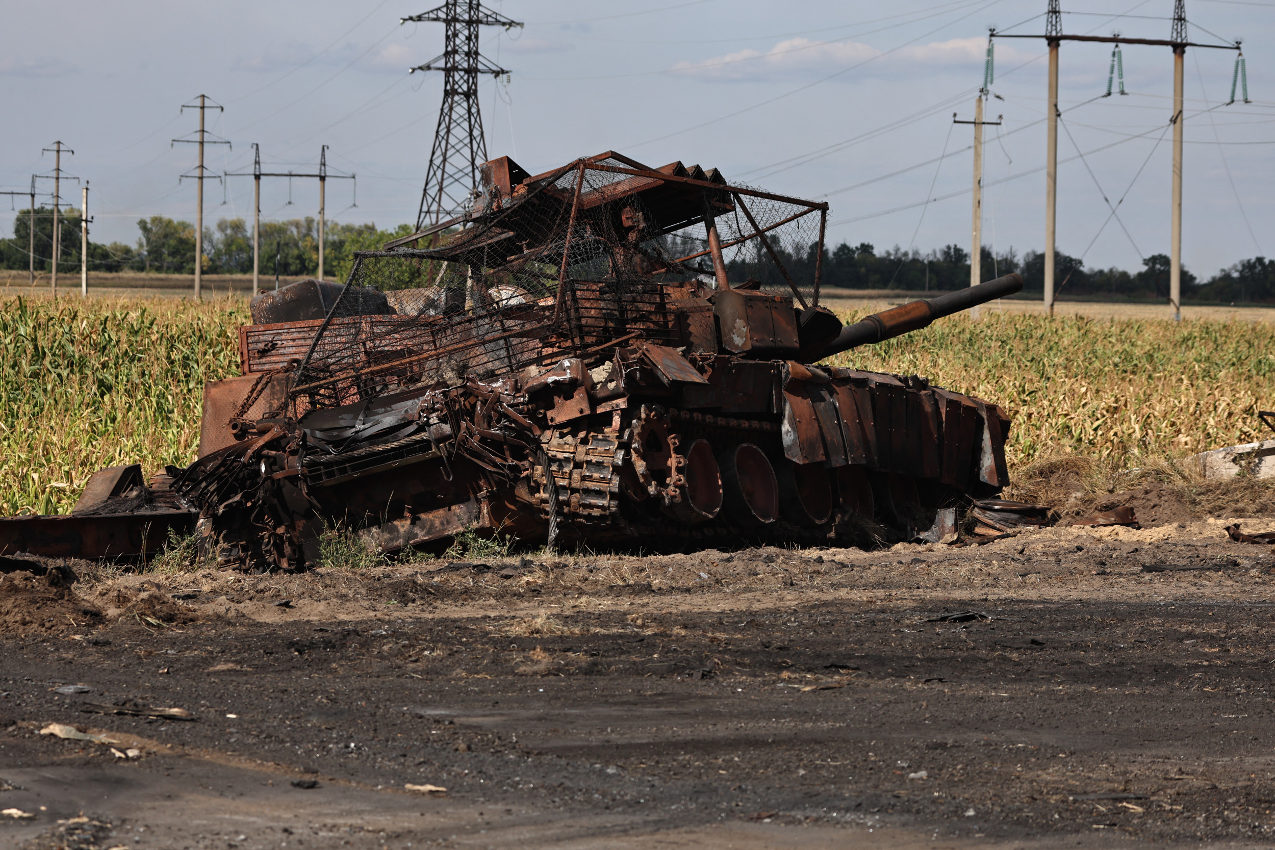 Ukrainian Tanks Destroy Russian APC in Stunning Close Combat Video ...