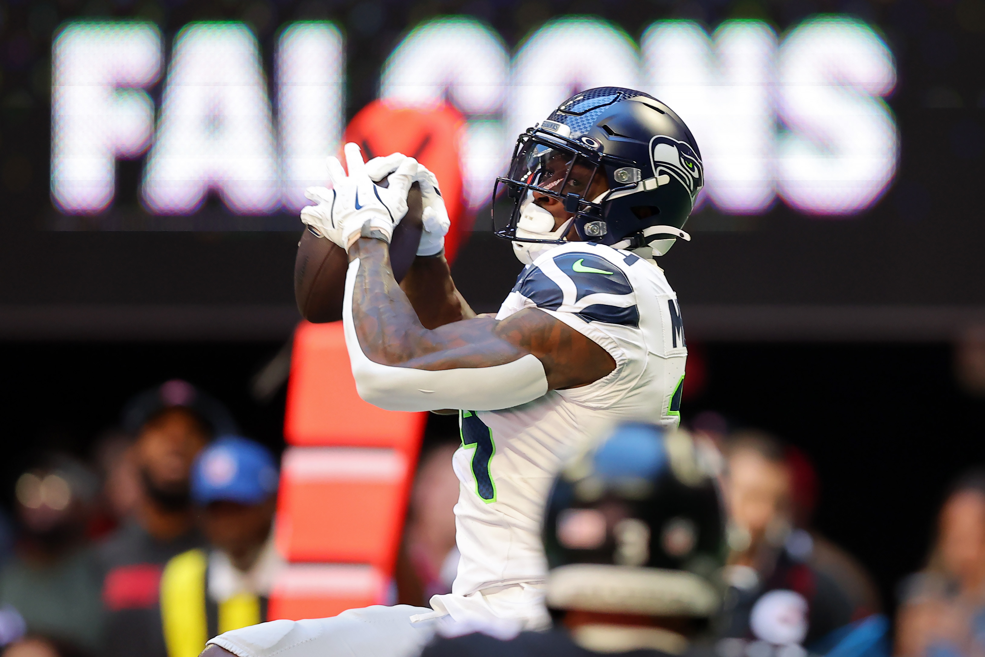 Seahawks' DK Metcalf Carted to Locker Room With Significant Knee Injury