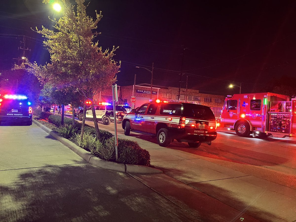 Policía de Houston y camiones de bomberos.