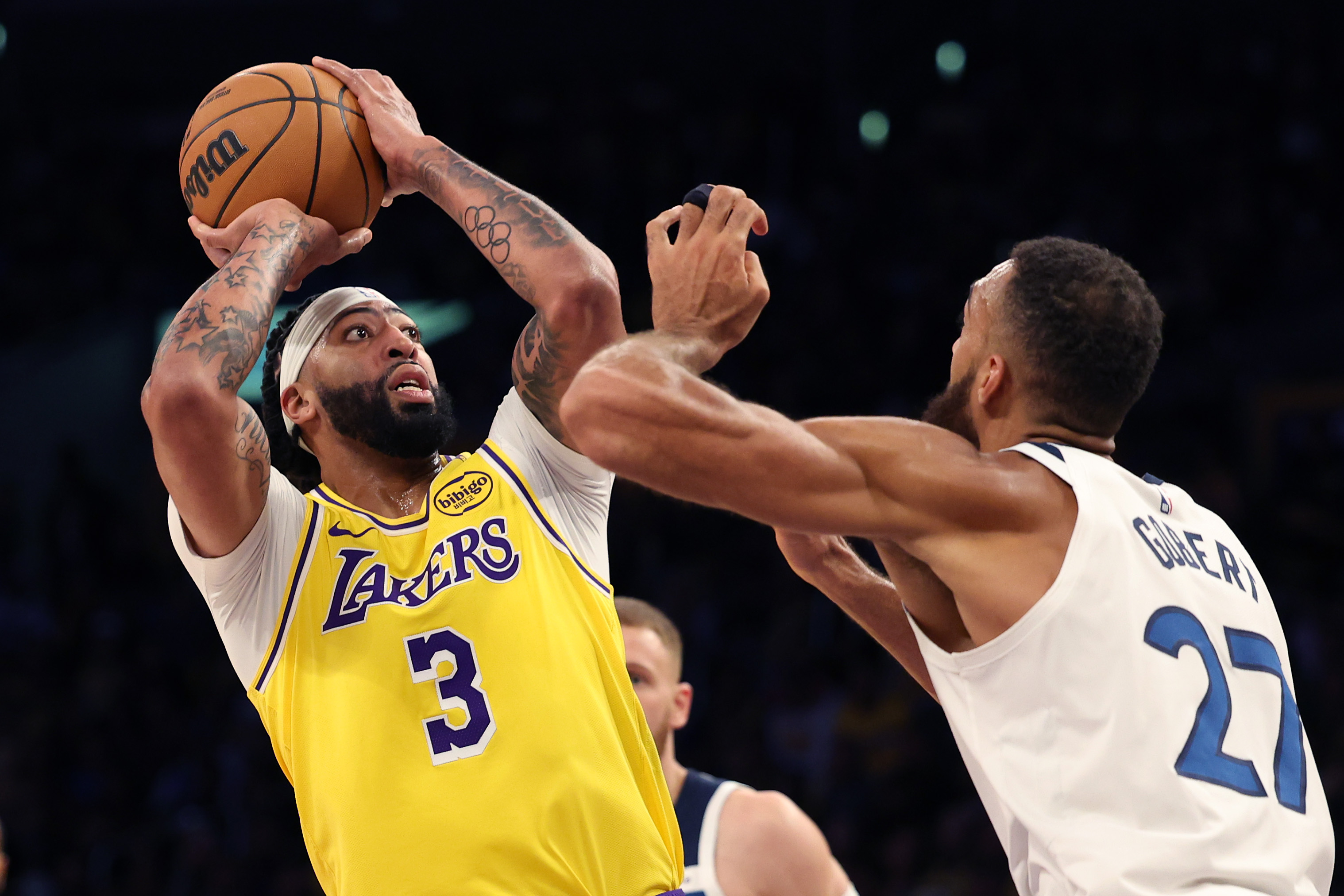 Lakers Triumph Over Timberwolves in Memorable NBA Season Debut