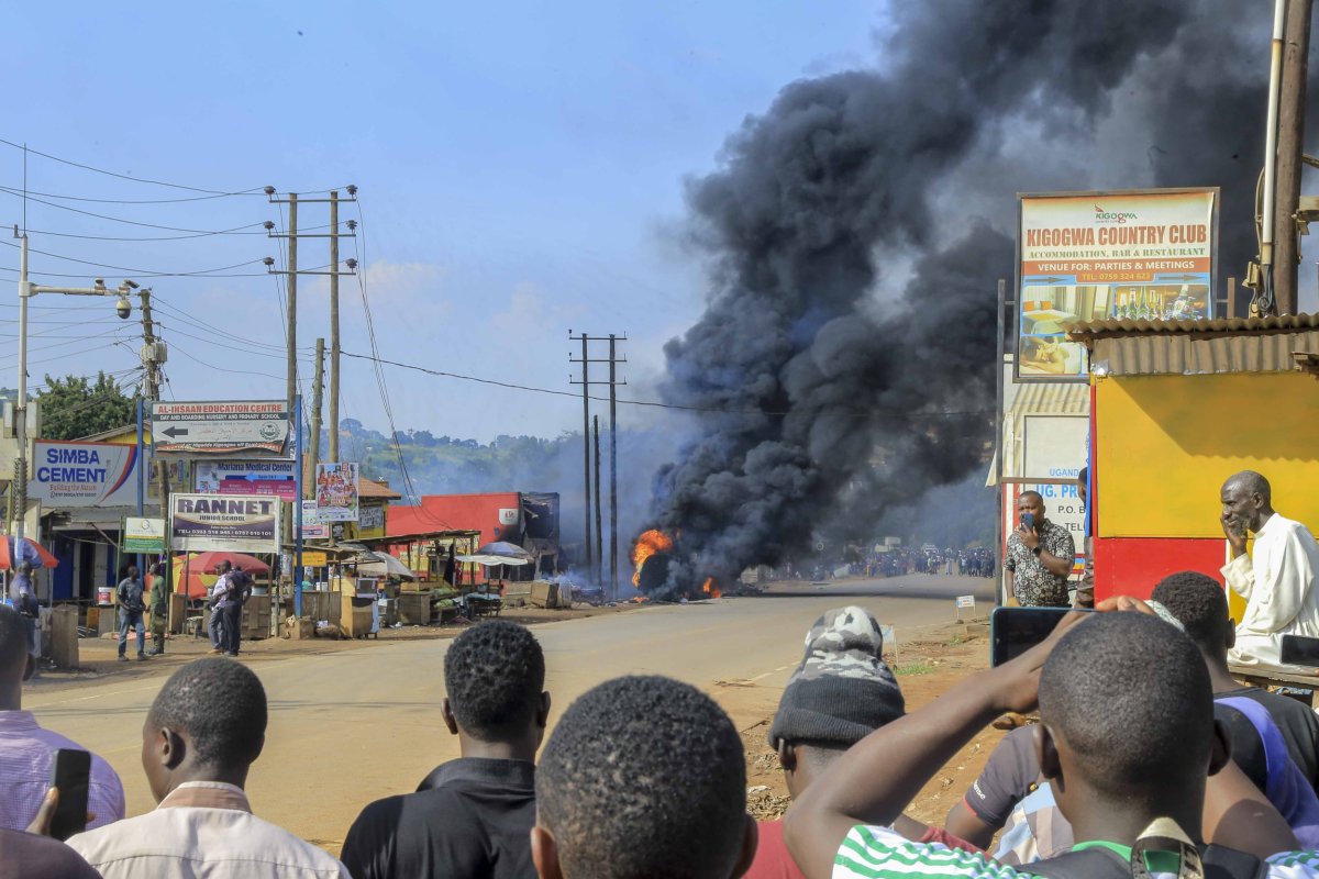 La gente ve arder un camión en Uganda