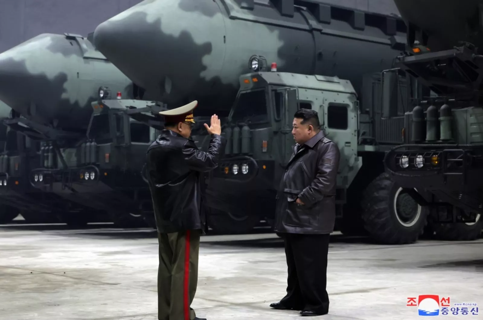 https://d.newsweek.com/en/full/2502378/kim-jong-un-inspects-icbm.webp