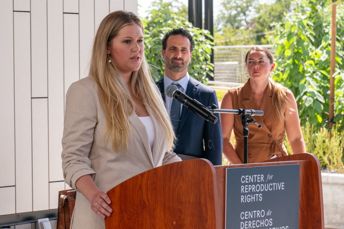 Lauren Miller habla en una conferencia de prensa 