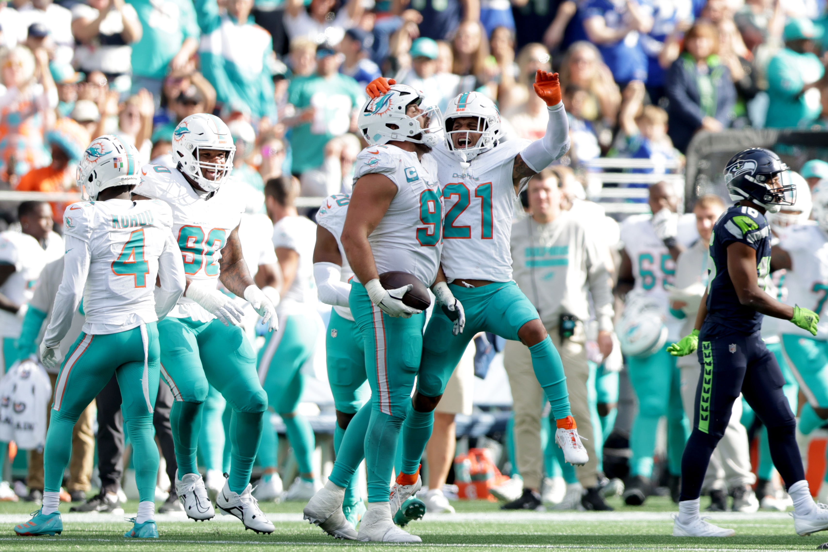 Dolphins Star Defender Ruled Out of Week 8 After Being Poked in Eye