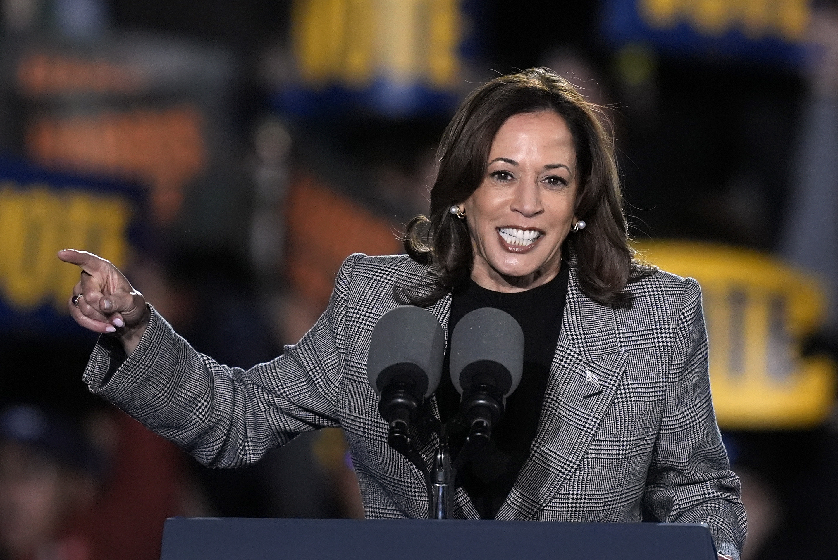 “Kamala Harris Surges in Kansas: Surprising Poll Reveals Tight Race with Donald Trump”