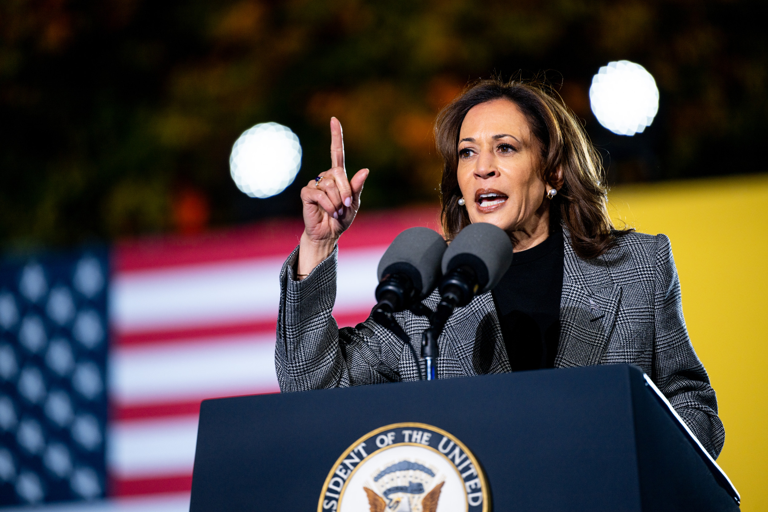 The Electoral College map projector switches states back to Kamala Harris