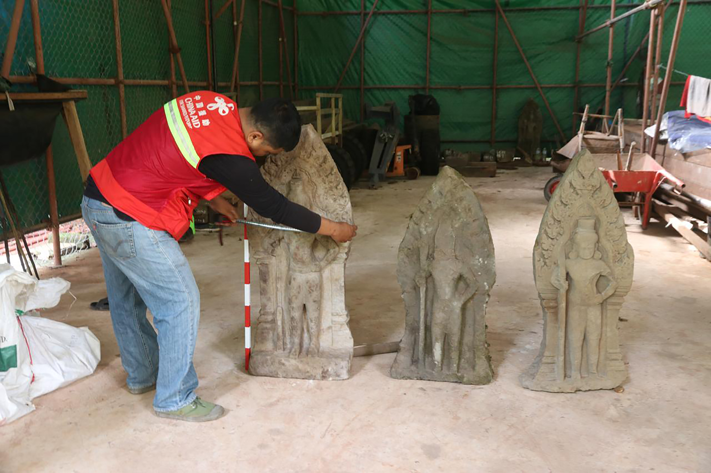 Angkor Thom 『Antefix』砂岩 仏陀像　900年前　世界遺産 Archaeologists Unearth Ancient Statues at Angkor Thom - Newsweek