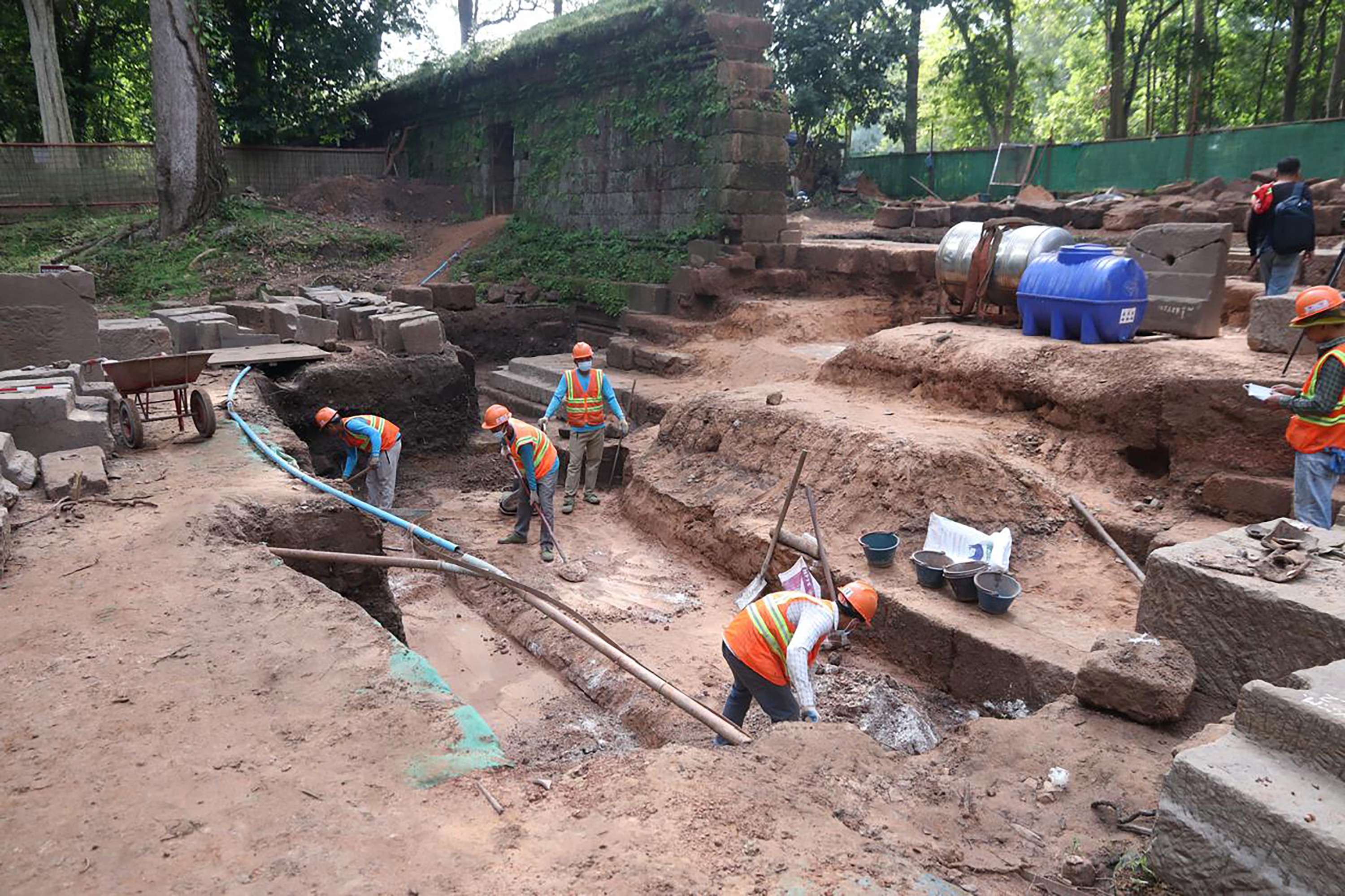Angkor Thom 『Antefix』砂岩 仏陀像　900年前　世界遺産 Archaeologists Unearth Ancient Statues at Angkor Thom - Newsweek