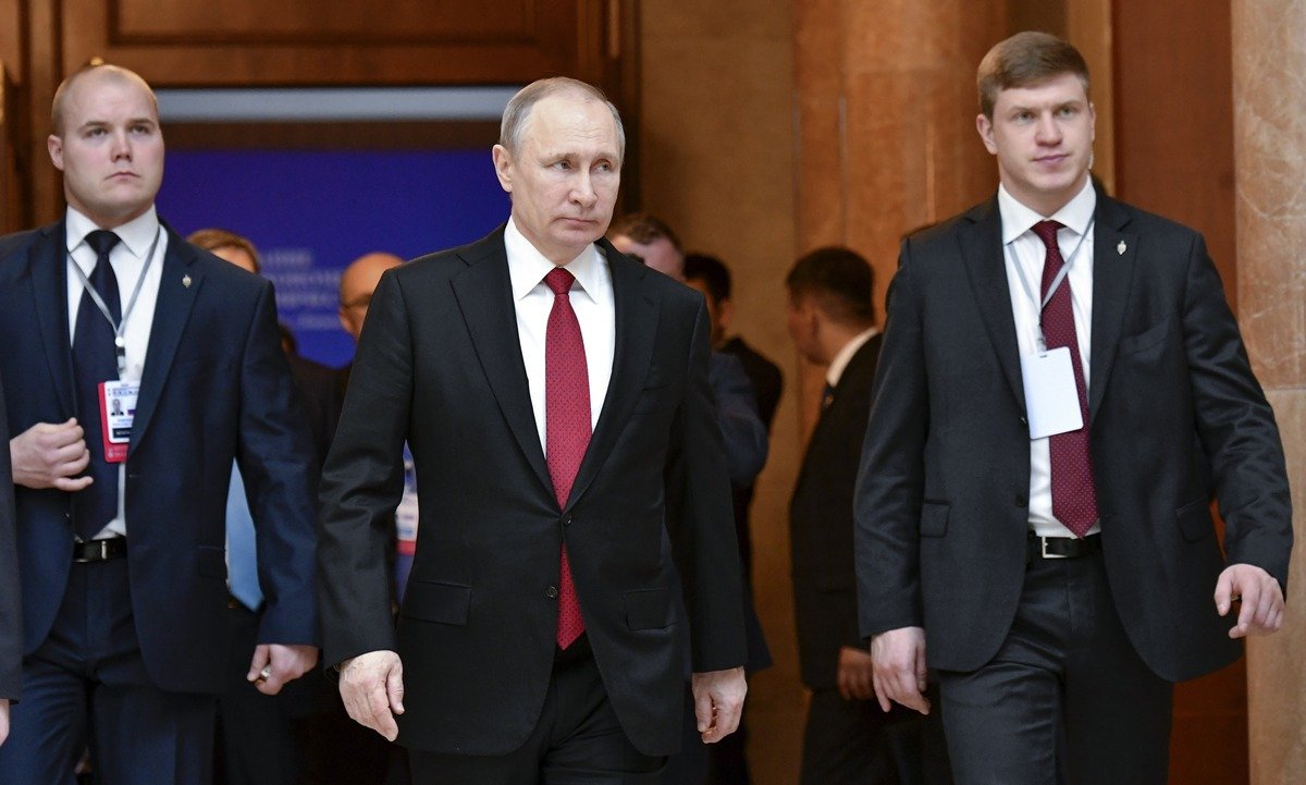 Putin and bodyguards