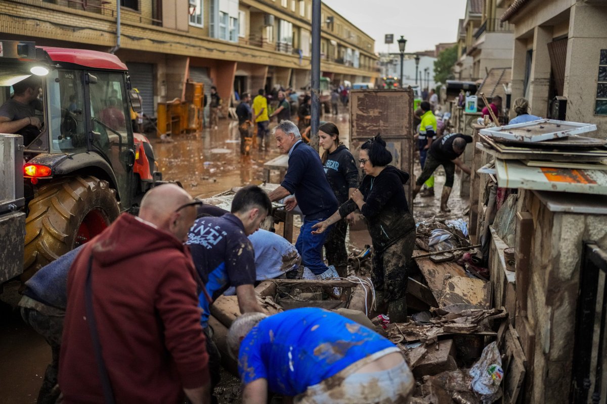 La gente limpia casas después de las inundaciones en España