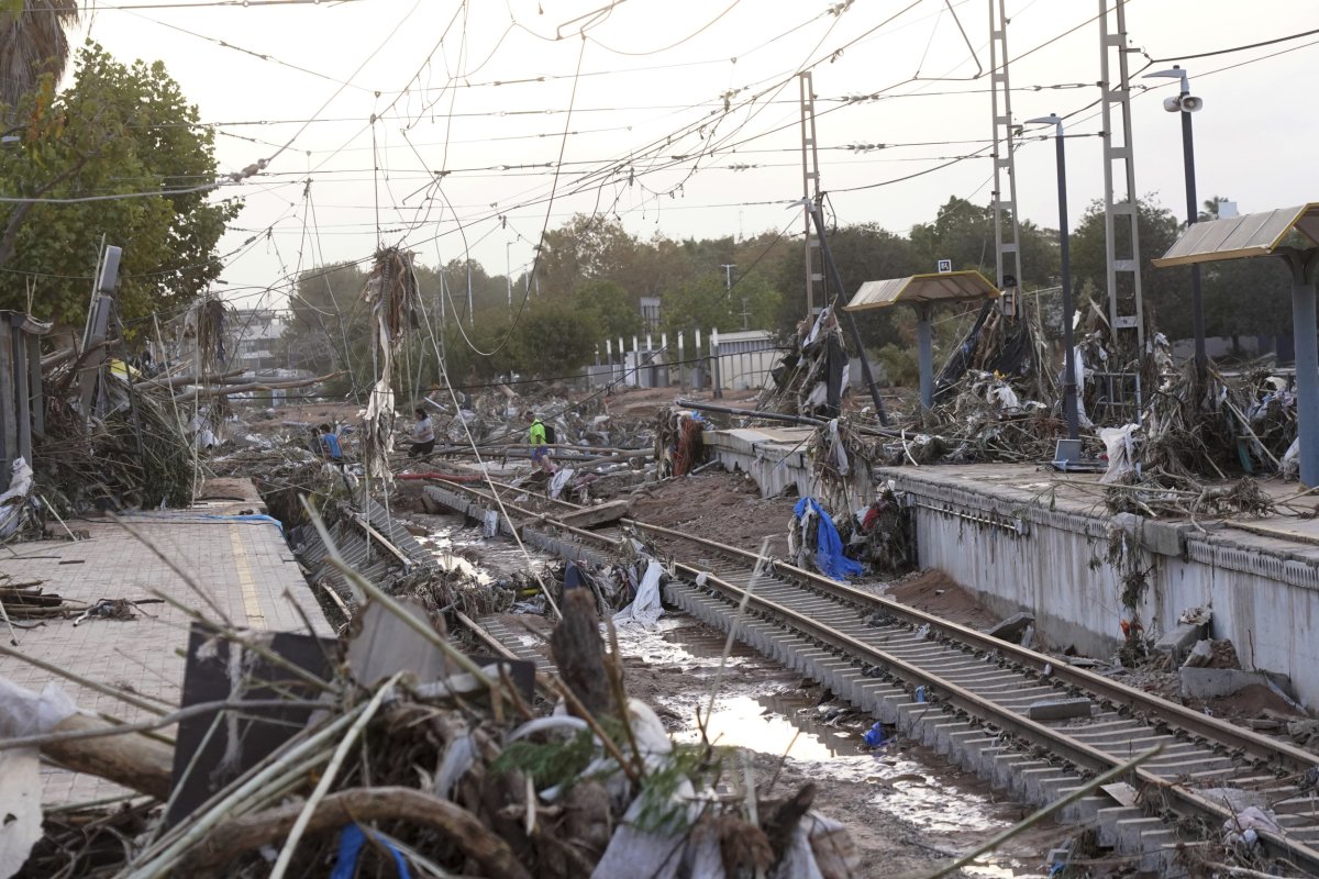 Trenes dañados por las inundaciones en España