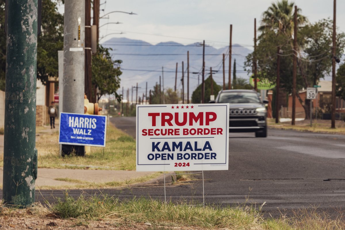 Trump and Harris campaign signs in Arizona