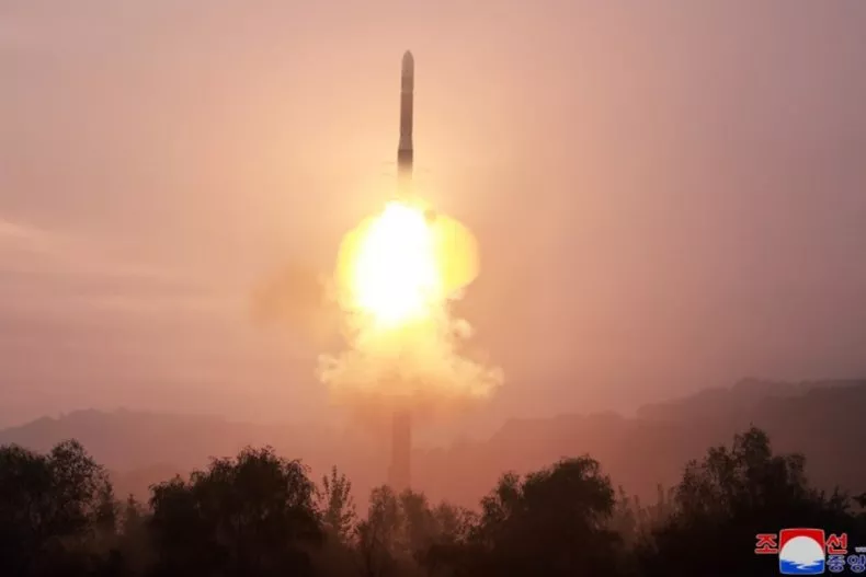 यह अंत की शुरुआत है - Pagina 10 North-korea-launches-icbm