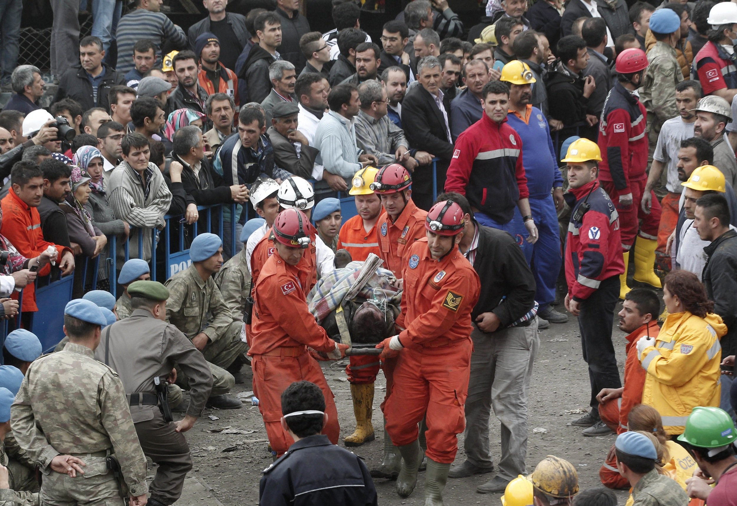 Завалило шахтеров сегодня. Спасатель для Шахтеров. Взрыв в шахте Турция 2014.