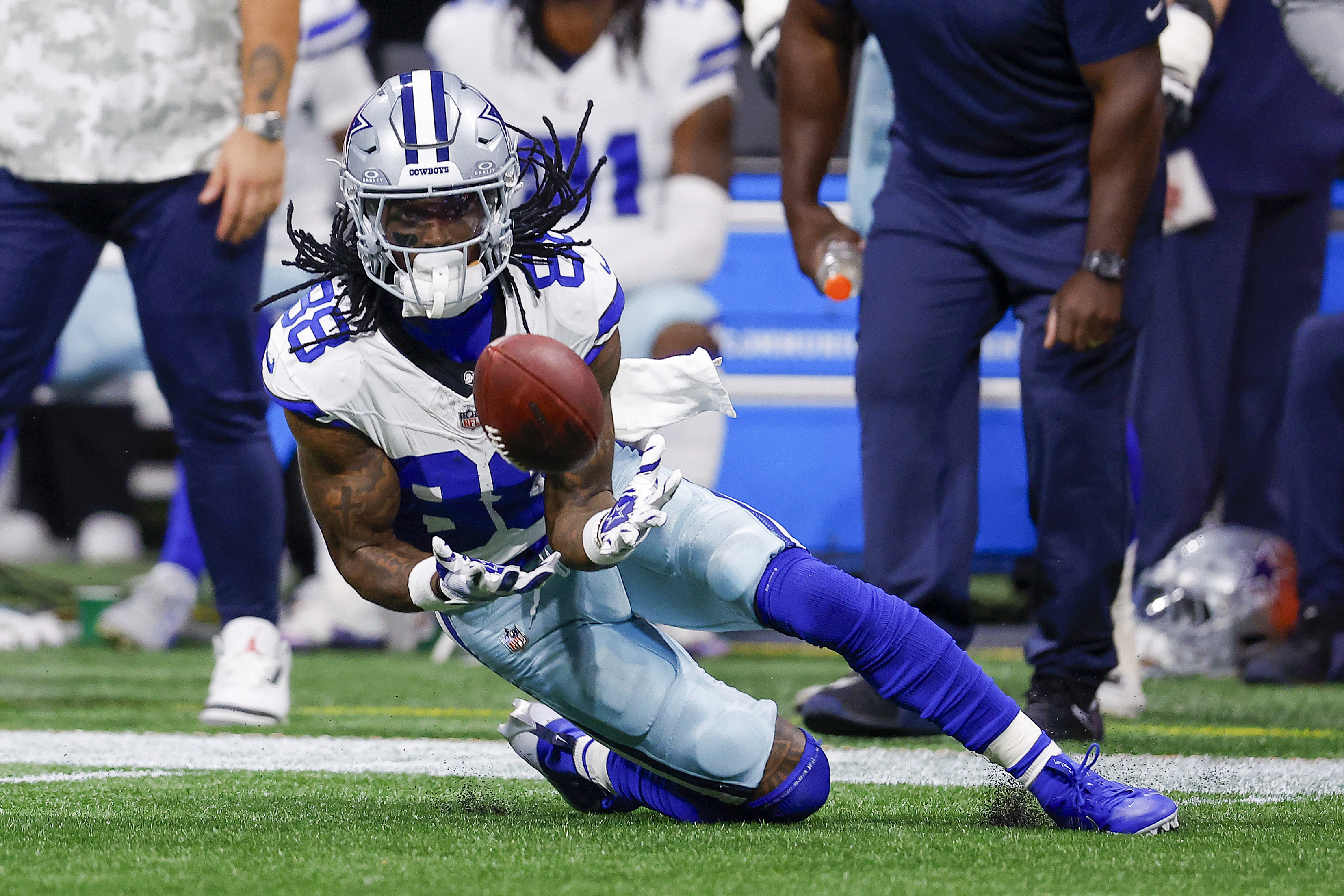 Cowboys WR Ceedee Lamb leaves game with serious injury