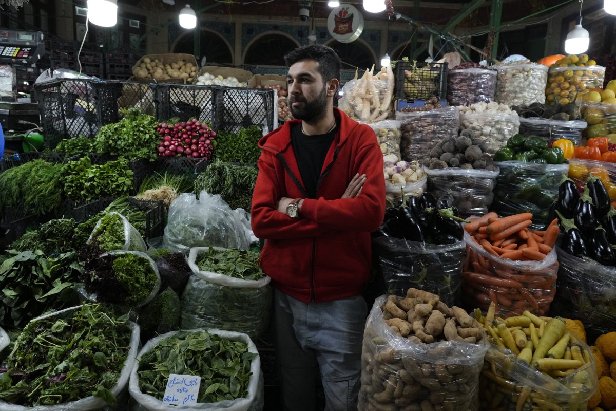 Un venditore di generi alimentari a Teheran.