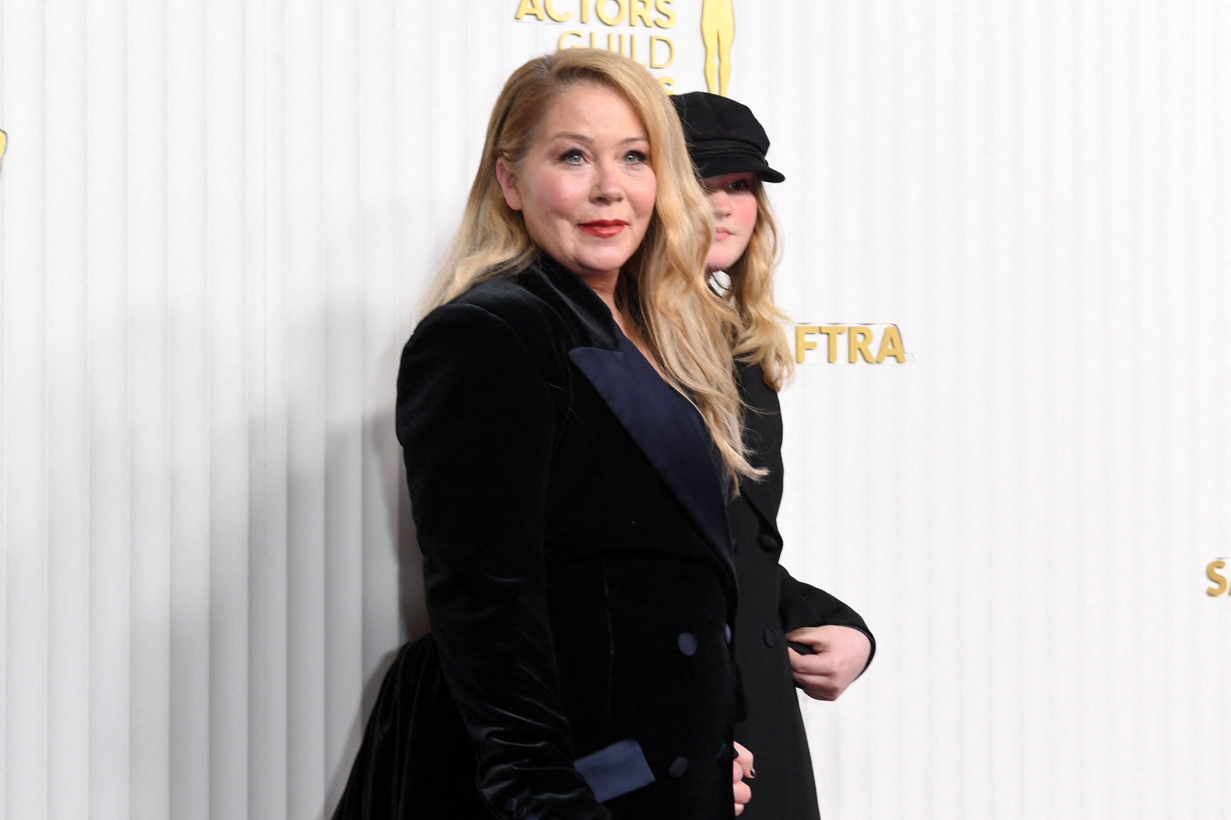 Christina Applegate Says She Lies 'in Bed Screaming' Due To MS Pain ...