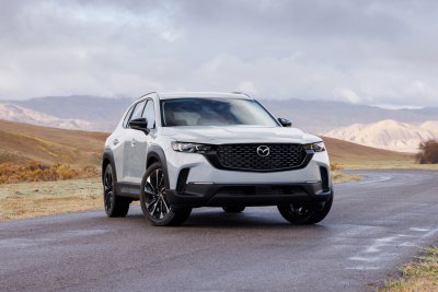 Prima recensione della guida: Mazda CX-50 ibrida del 2025