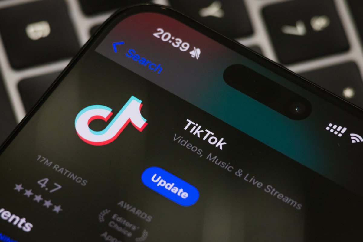 Image of the TikTok application on smartphone.