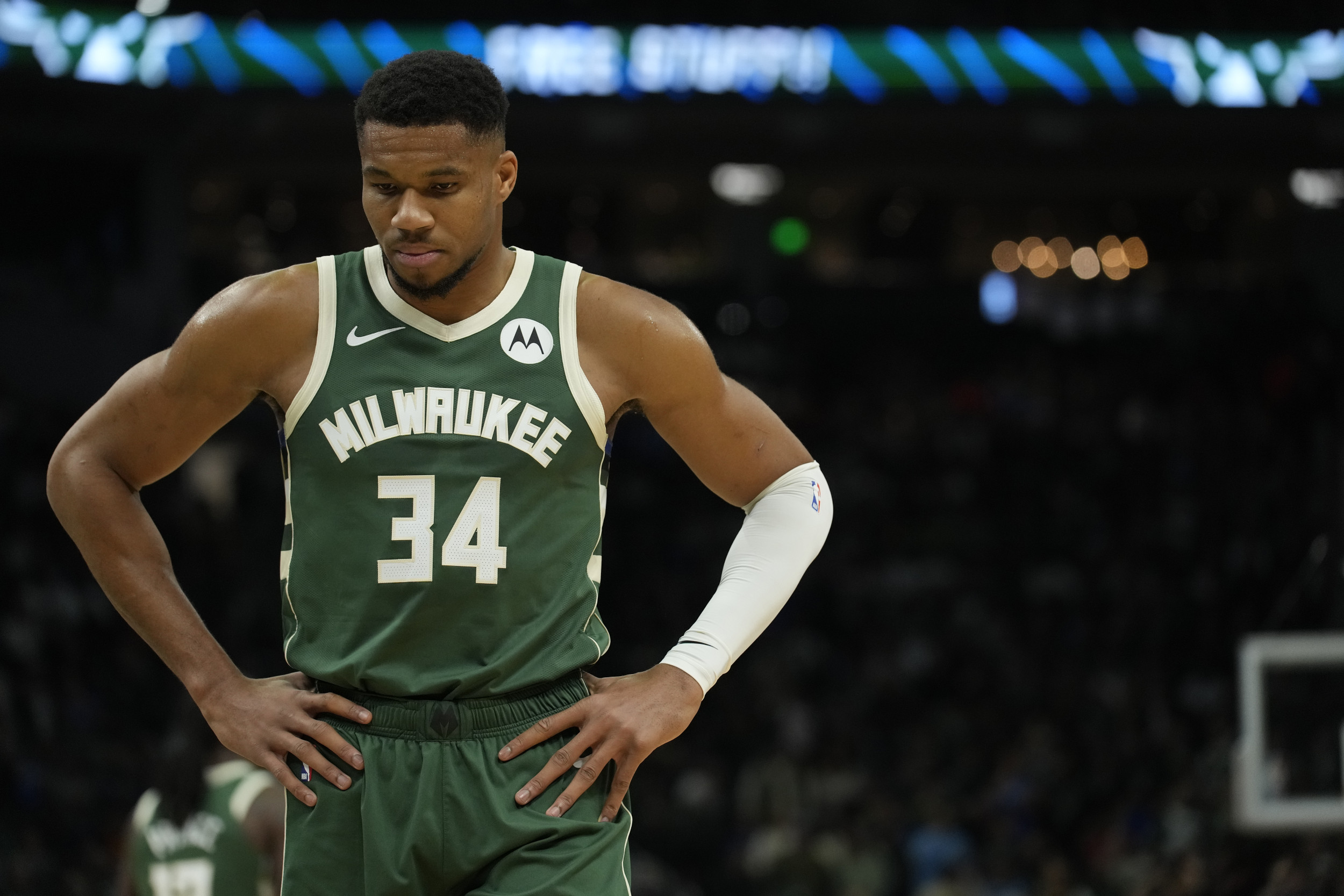 Warriors Urged Not to Pursue Giannis Antetokounmpo in Head-Scratching Take