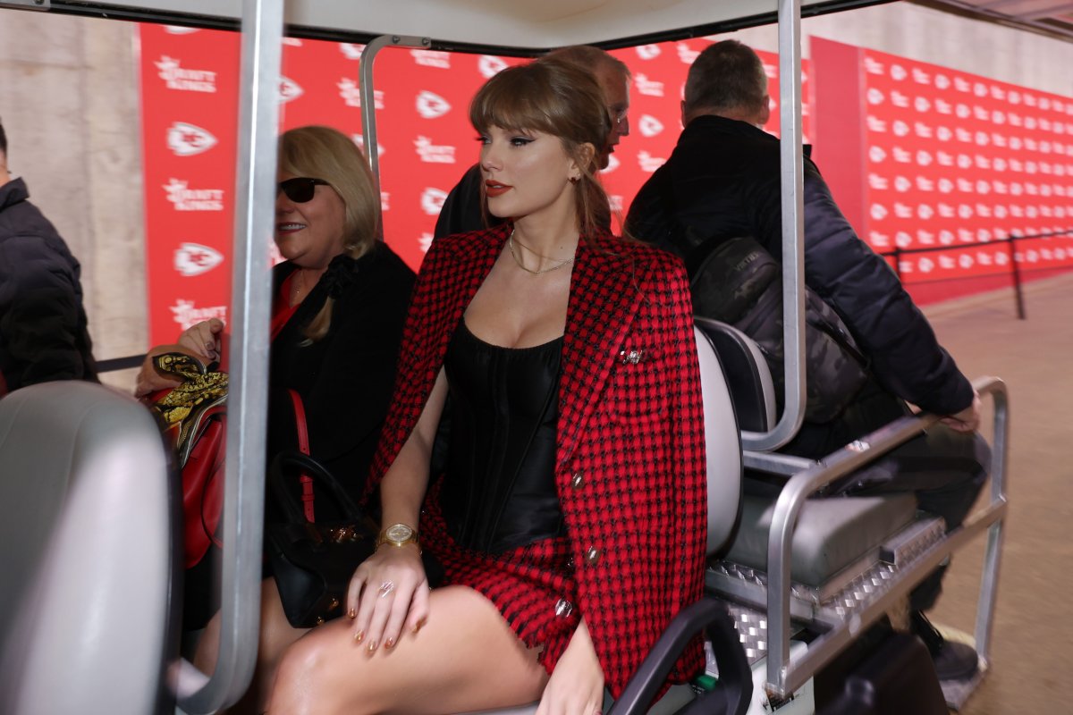 Taylor Swift Shuts Down Security With 1 Word at Chiefs Game - Newsweek