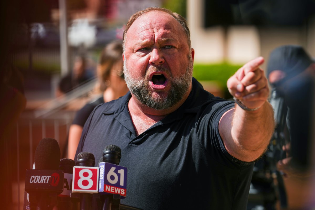 Alex Jones dice che Infowars potrebbe chiudere e tutto sarà messo all’asta