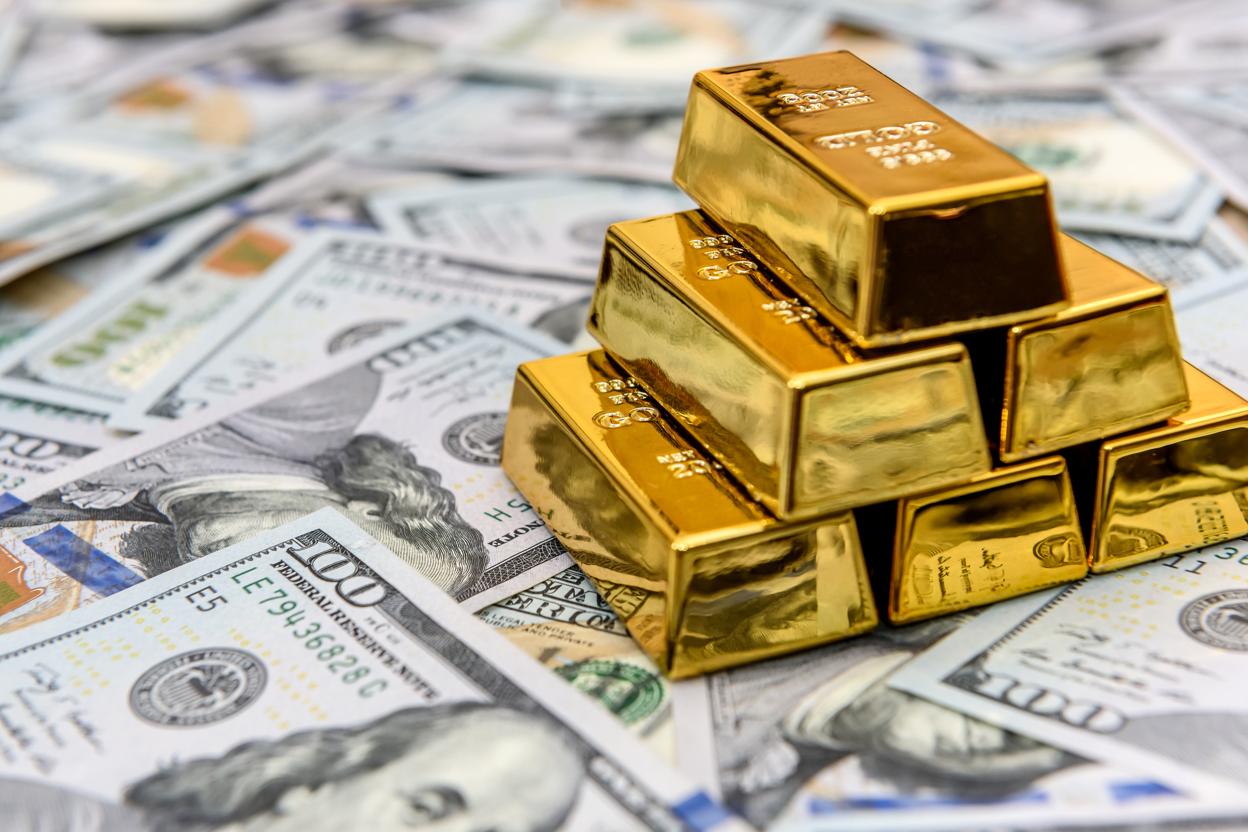 Gold Market Faces Downward Pressure Amid Dollar Strength