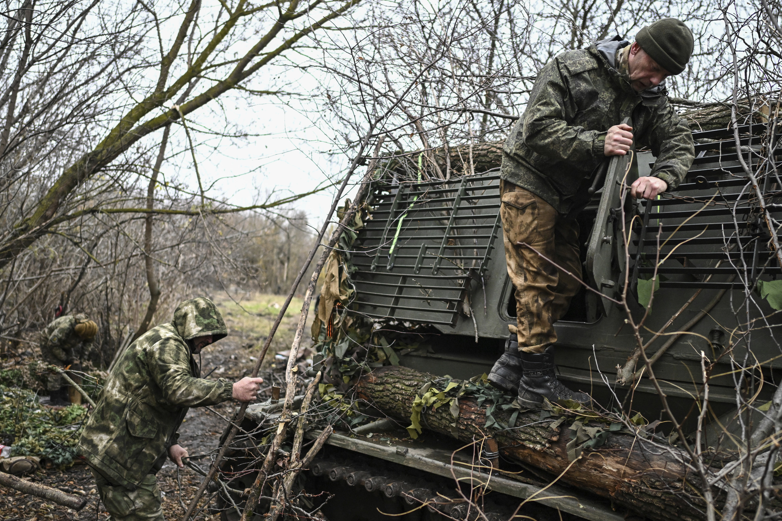 Photo: Russian service members of an artillery unit of special forces in Kursk. (AP)