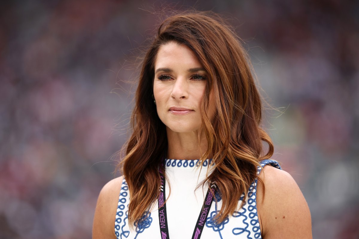 Danica Patrick suscita ancora più furia tra i fan della F1 mentre il presentatore di Sky Sports annuncia la partenza