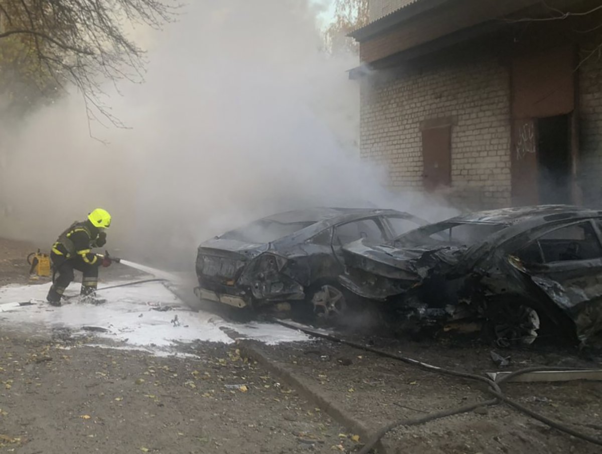 Los trabajadores ucranianos están trabajando para apagar el incendio.