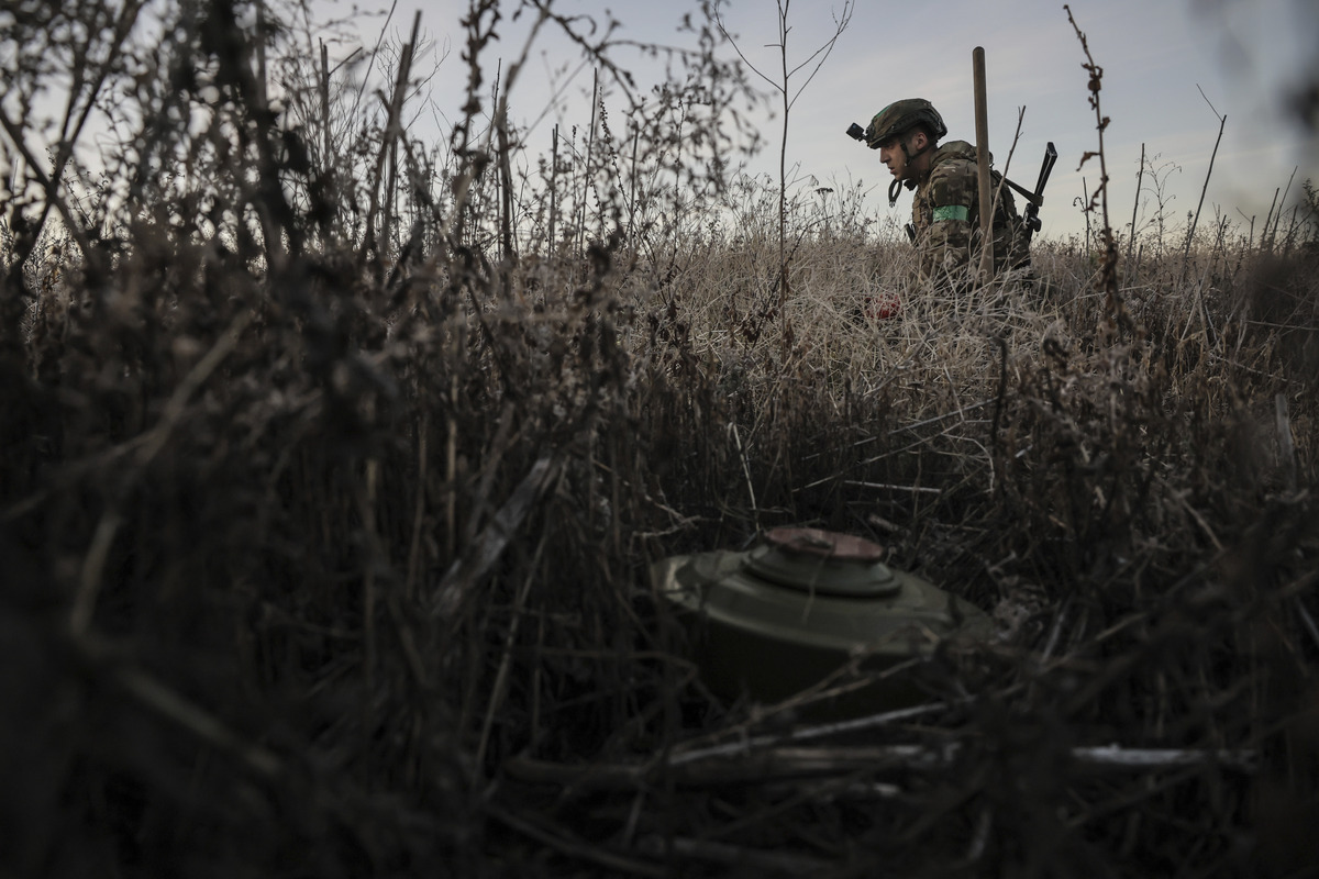 Can Ukraine's deadly land mines approved by Biden stop Russian advancement?