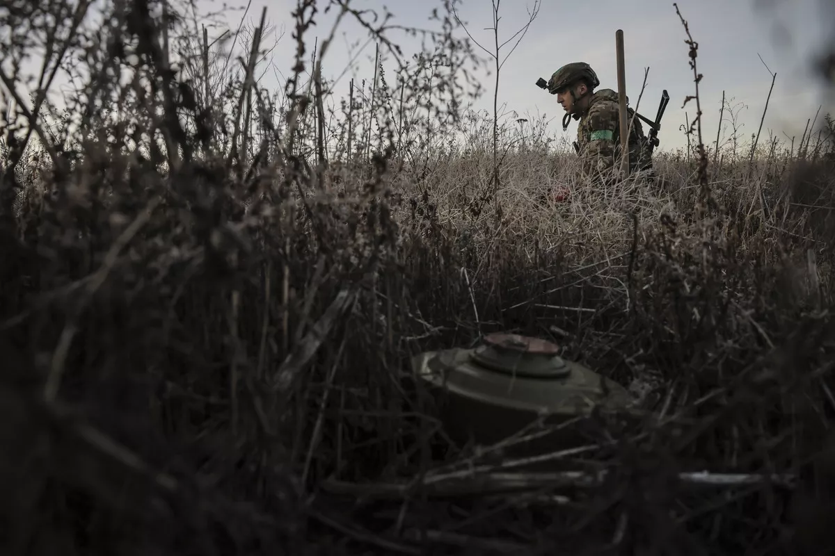 https://d.newsweek.com/en/full/2525349/ukraine-landmines.webp