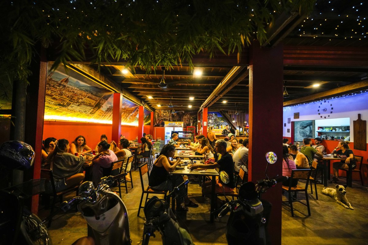 Los turistas beben en un bar en Laos