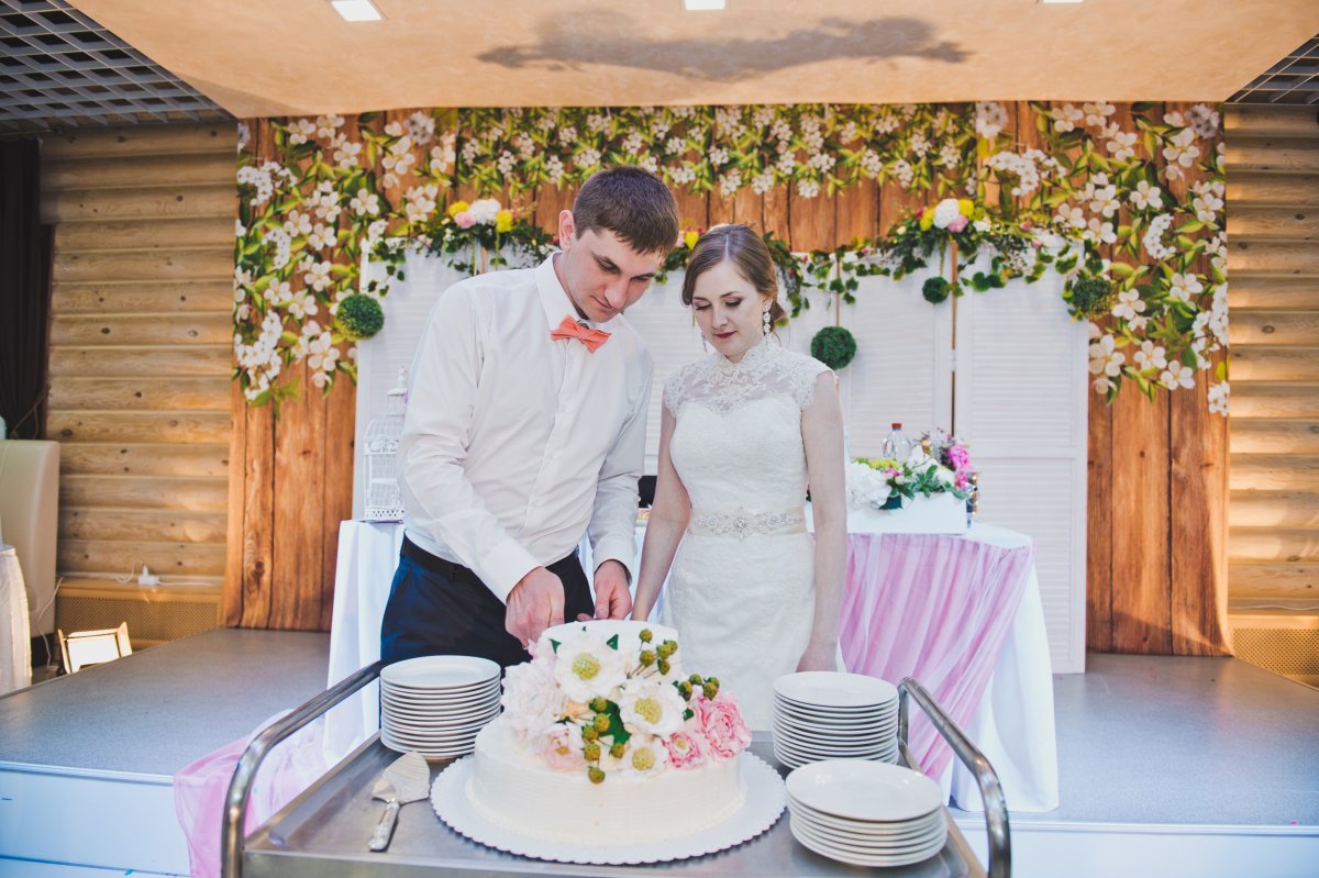 Couple cutting cake