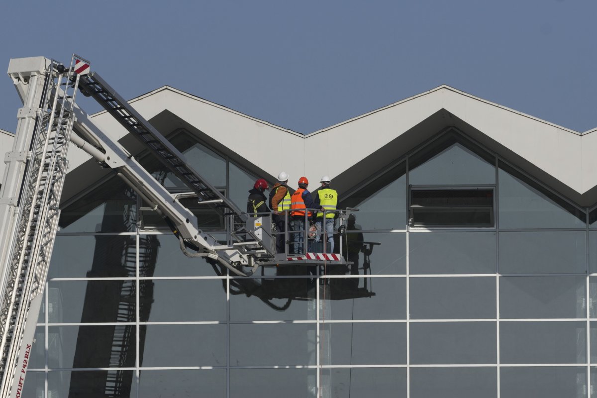 Serbia Parliament Fights Over Roof Deaths